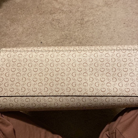 ** Guess Bag - Like Brand New ** - Picture 7 of 7